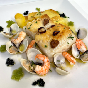 Merluza a la plancha con almejas y toque de bilbaína