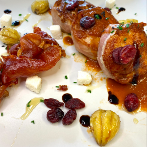 Solomillo de Ibérico al Pedro Ximenez con topping de bacon, mix de setas y arándanos