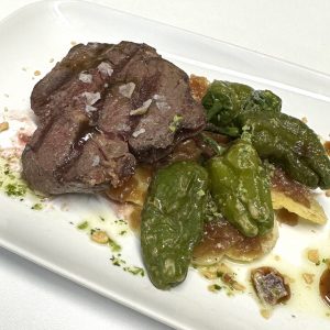 Solomillo a la Brasa con aroma de humo y Pimiento de Padrón (2 medallones)