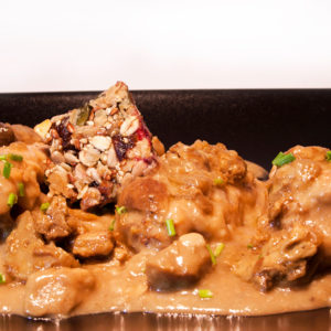 Piquillos rellenos de carne en salsa de hongos