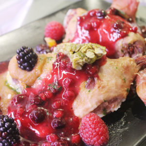 Confit de pato en salsa de miel y manzana con frutos del bosque