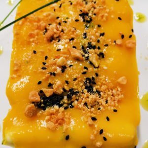 Canelones de espinaca en salsa de caserío, almendras y ajonjolí (vegetariano)