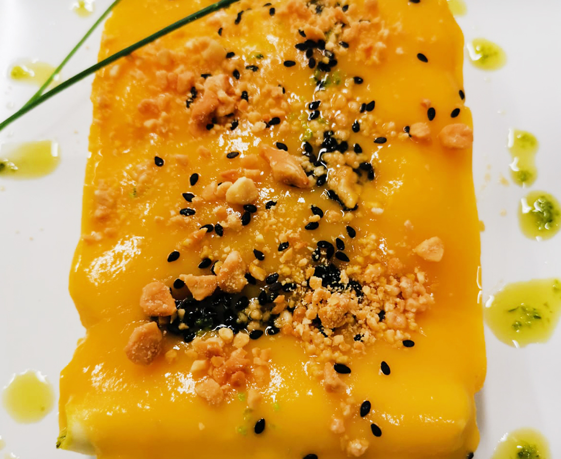 Canelones de espinaca en salsa de caserío, almendras y ajonjolí (vegetariano)