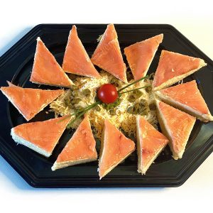 Canapés de salmón ahumado con huevo, mantequilla, cebolla y alcaparras (10 UNIDADES)