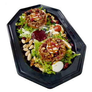 Ensalada de pato confitado con foie, topping de queso de cabra y frutos rojos