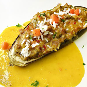 Berenjena rellena de soja con queso vegano y frutos secos (vegano)