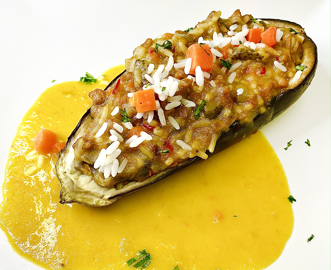 Berenjena rellena de soja con queso vegano y frutos secos (vegano)