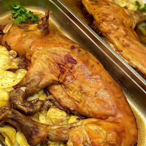 Cochinillo al horno con patatas al romero (MEDIO COCHINILLO) (3-4 personas)