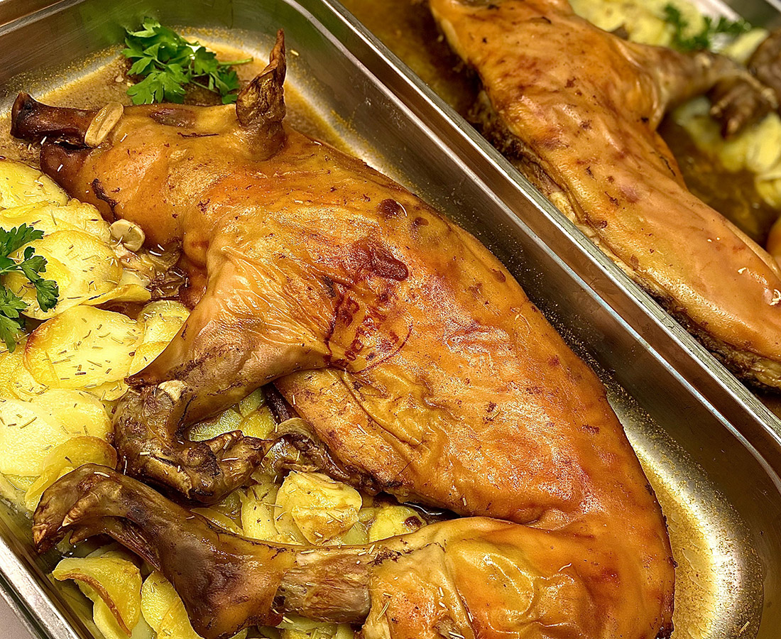 Cochinillo al horno con patatas al romero (MEDIO COCHINILLO) (3-4 personas)