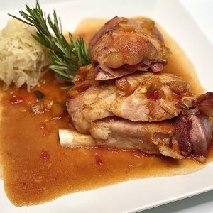Codillo de Ibérico braseado a la cerveza con su guarnición de Chucrut