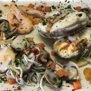 Rape al horno con gulas y langostinos