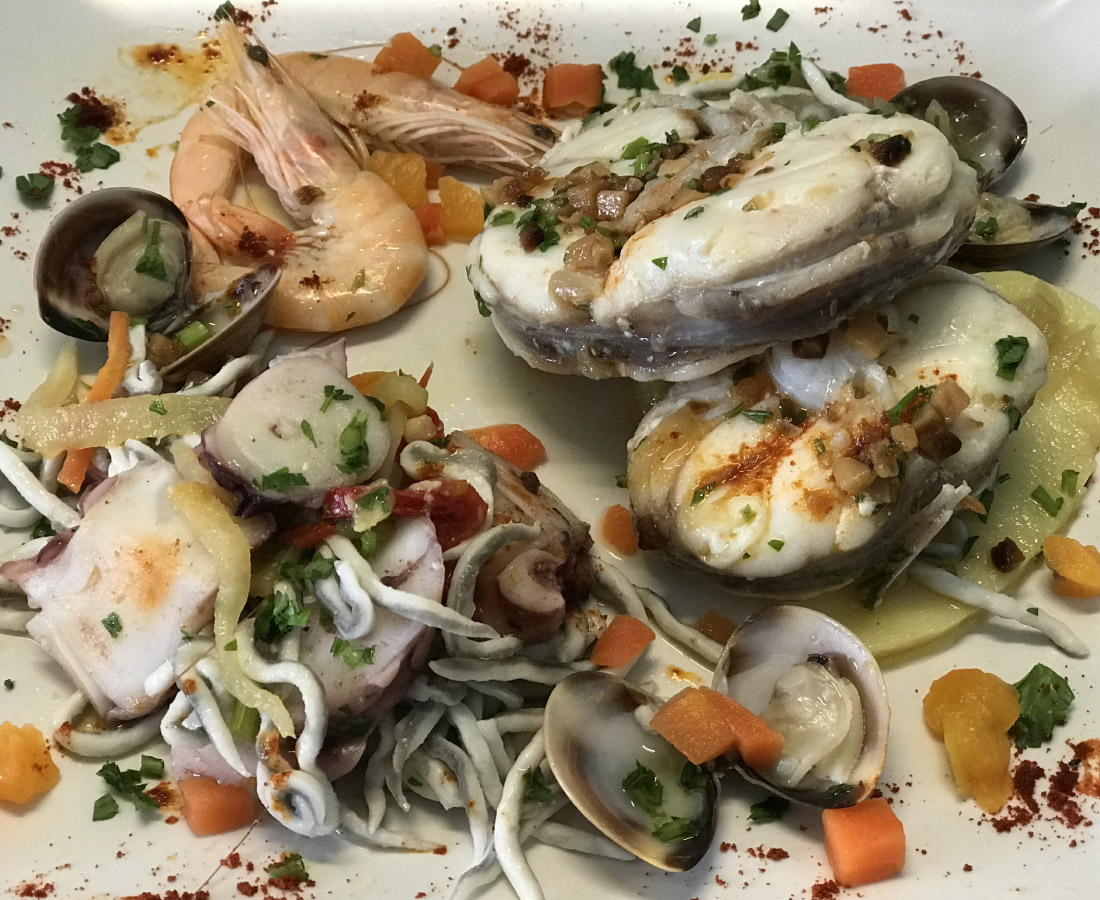 Rape al horno con gulas y langostinos