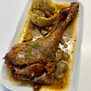 Jarrete de Cordero segoviano estilo provenzal con nido de patata y setas silvestres