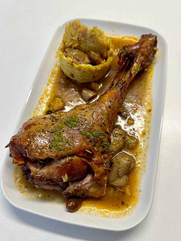 Jarrete de Cordero segoviano estilo provenzal con nido de patata y setas silvestres