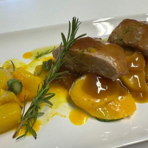 Secreto ibérico al horno con patata revolcona y toque de romero