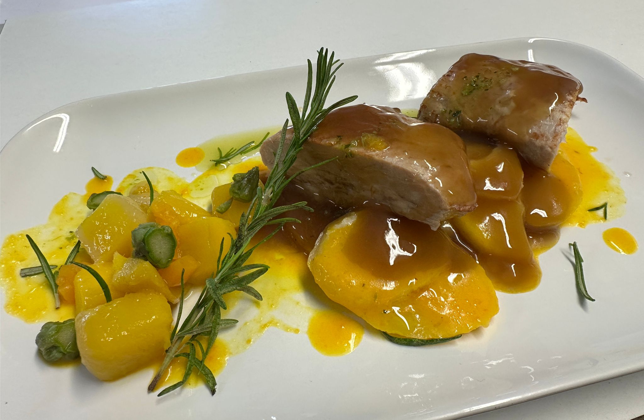 Secreto ibérico al horno con patata revolcona y toque de romero